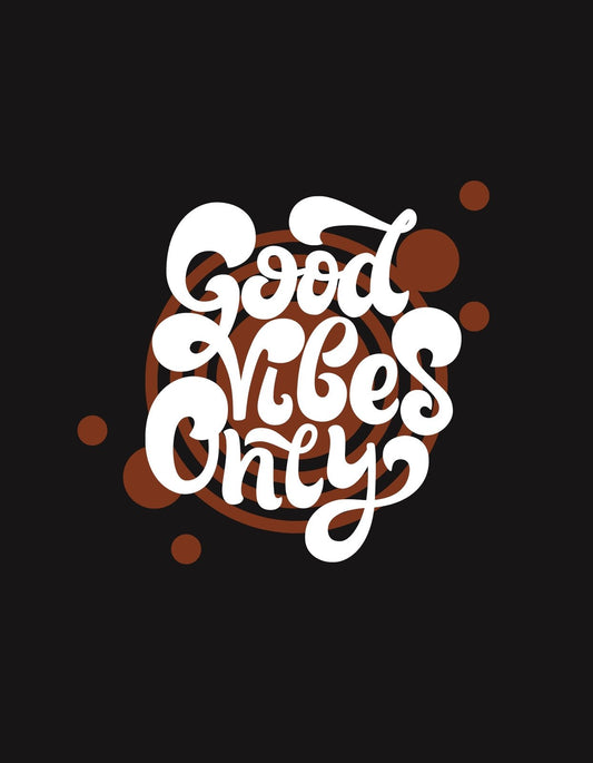 Egy modern és lendületes grafikával tervezett felirat ragyog ezen a sötét háttér előtt, mely a "Good Vibes Only" szöveget jeleníti meg. A design pozitív energiát és a jó hangulatot sugároz. 