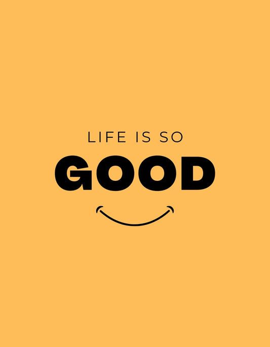 Egy egyszerű, mégis ütős dizájn, mely egy pozitív üzenetet közvetít. A "LIFE IS SO GOOD" szöveg fekete betűkkel jelenik meg, alattuk egy mosolygó arc rajzolódik ki, mindez világos mustársárga háttéren. 