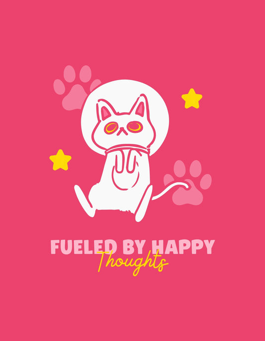 Egy vidám hangulatú űrruhában lévő macskafigura látható, szemüveggel és a "FUELED BY HAPPY Thoughts" felirattal a rózsaszín hátterű képen. Macikat és csillagokat is felfedezhetünk a designban. 