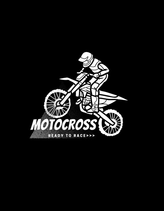 Egy motorkerékpáros ugrás közben, dinamikus pózban, a "MOTOCROSS - READY TO RACE" felirattal alatta. Az egész dizájn erőt és sebesség iránti szenvedélyt sugároz. 