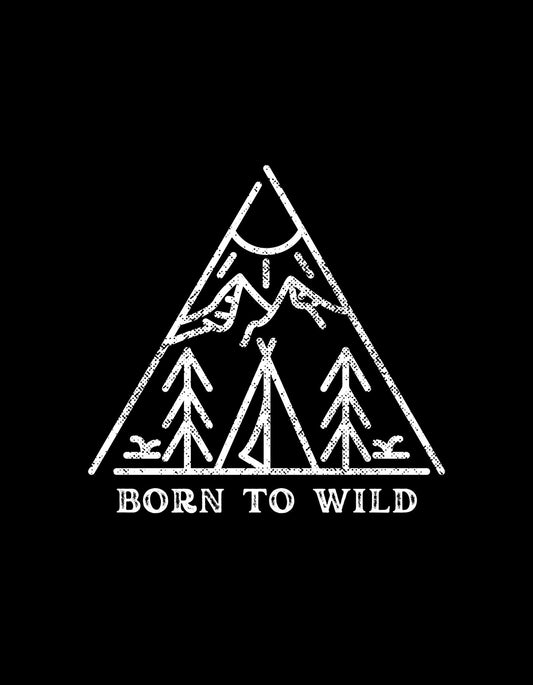 Egy geometrikus háromszögben elhelyezett hegyek és fák vázolatos ábrázolása, alatta a "BORN TO WILD" felirattal. Ez a minta a szabadság és a természet szeretetét ünnepli. 