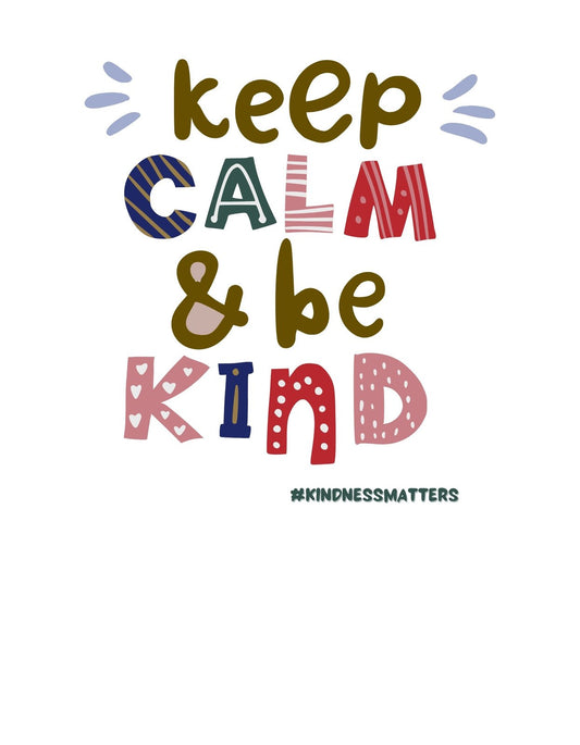 A képen egy vidám és inspiráló felirat látható, mely azt üzeni: "Keep Calm & Be Kind", kiegészítve egy apró #kindnessmatters hashtagel. A szavakat színes, különféle mintájú betűkkel írták ki, amelyek jókedvet és pozitív energiát árasztanak. 