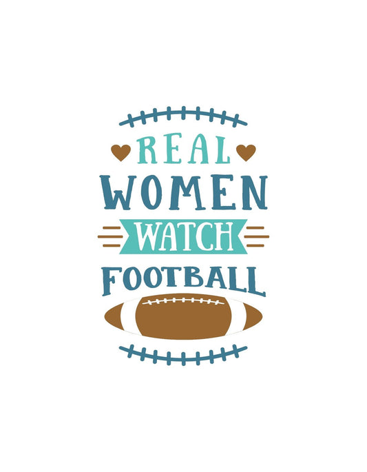  Vidám, sportos dizájn, melyen egy amerikai foci labda található, és bátorító üzenettel: "REAL WOMEN WATCH FOOTBALL". A színes betűk és a szív ikonok kötetlen, laza hangulatot árasztanak. 