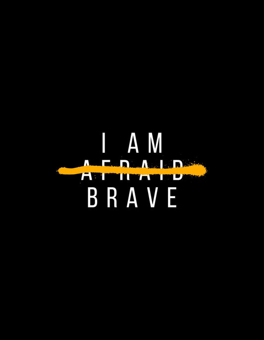 Egy biztató üzenettel ellátott design, mely kiemeli a bátorság fontosságát. Fekete alapon a "I AM BRAVE" fehér betűkkel, míg az "AFRAID" rész letakarva sárga csíkkal. 