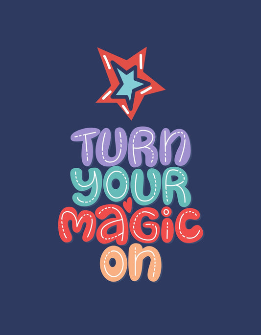 Színes és vidám design, egy szívet formázó csillag díszíti a felső részt, melynek alatt a "TURN YOUR MAGIC ON" felirat látható, mindez élénk színekkel és játékos betűtípusokkal. 