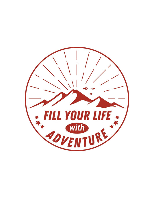 Egy hegyekkel és felkelő nappal díszített grafika, kör alakban, "FILL YOUR LIFE with ADVENTURE" felirattal, ami az élet megtöltését kalanddal sugallja. 