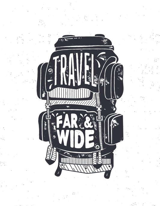 Egy stílusos, vintage hatású hátizsákon utazásra inspiráló szöveg látható: "Travel Far & Wide." A design letisztult, mégis dinamikus, érzékeltetve a szabadság és kalandvágy kavalkádját. 