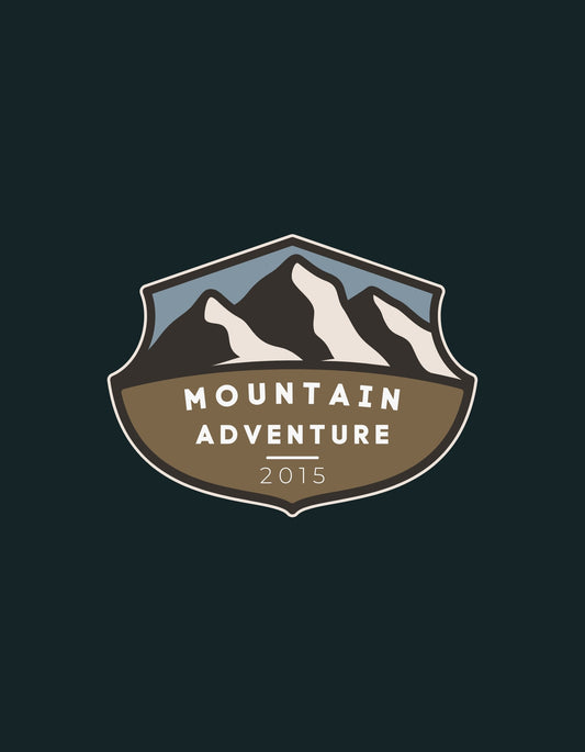 Egy jelvény stílusú design, mely hegycsúcsok profillát és egy pajszer alakot mutat, a közepe tartalmazza a "MOUNTAIN ADVENTURE 2015" feliratot.