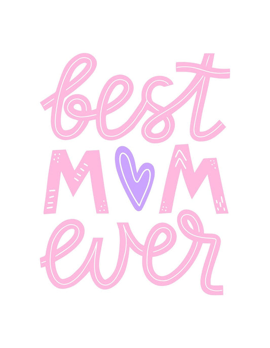 A képen a "Best Mom Ever" szöveg látható vidám, játékos betűtípussal, rózsaszín és lila színekben, egy szív kép keretén belül. 