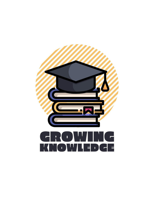 Az illusztráción egy halom könyv látható, melyek tetején egy diplomaösztönző szalaggal ellátott doktori kalap pihen, az "Growing Knowledge" felirattal. 
