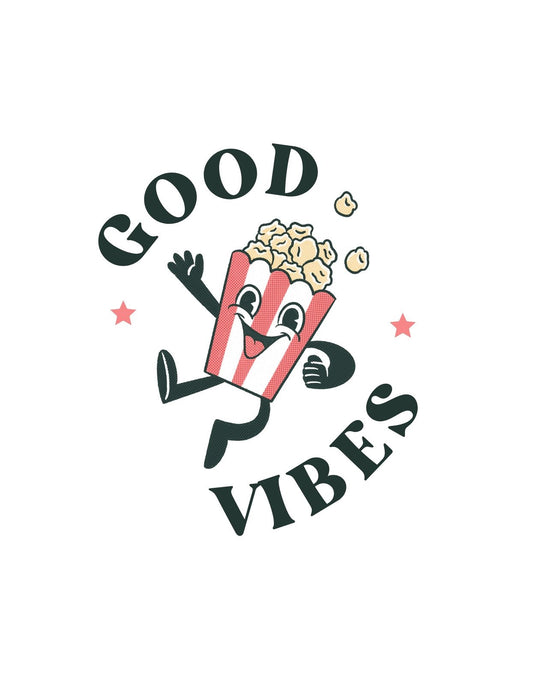 Egy mosolygó pattogatott kukorica csomag emelkedik ki a képről, a "GOOD VIBES" szöveggel körbevéve és csillagok szórakoztató elrendezésében. A design vidámságot és pozitív hangulatot áraszt. 