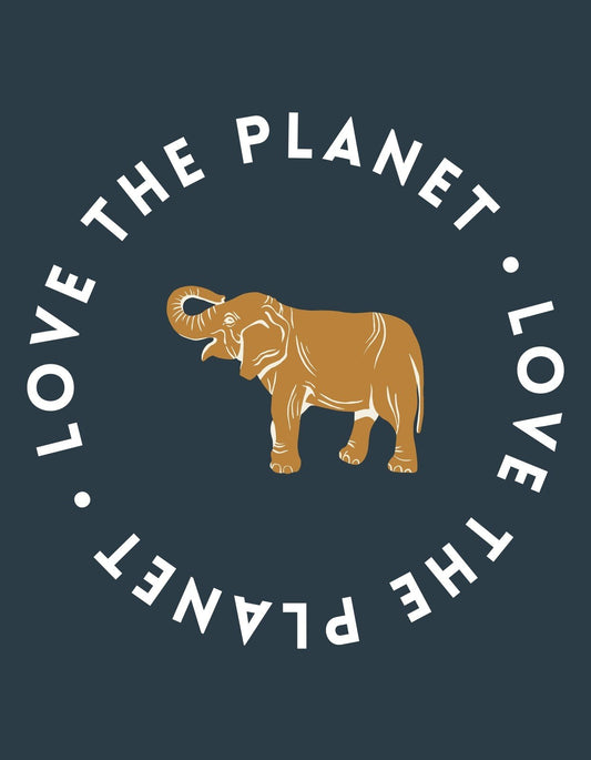 Egy elegáns, kör alakú dizájnnal rendelkező kép, mely a "Love the Planet, Love the Elephant" feliratot közrefogja egy szívélyes elefánt képével. 