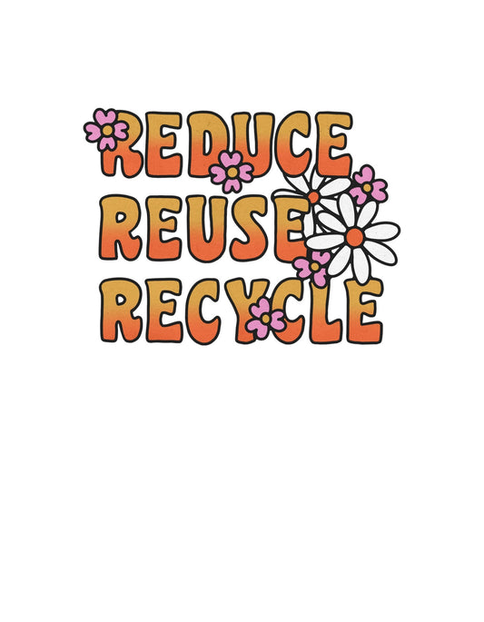 A képen a "Reduce, Reuse, Recycle" szavak láthatóak élénk színekkel és virágokkal díszítve, amelyek a környezettudatos életstílus fontos üzenetét közvetítik. 