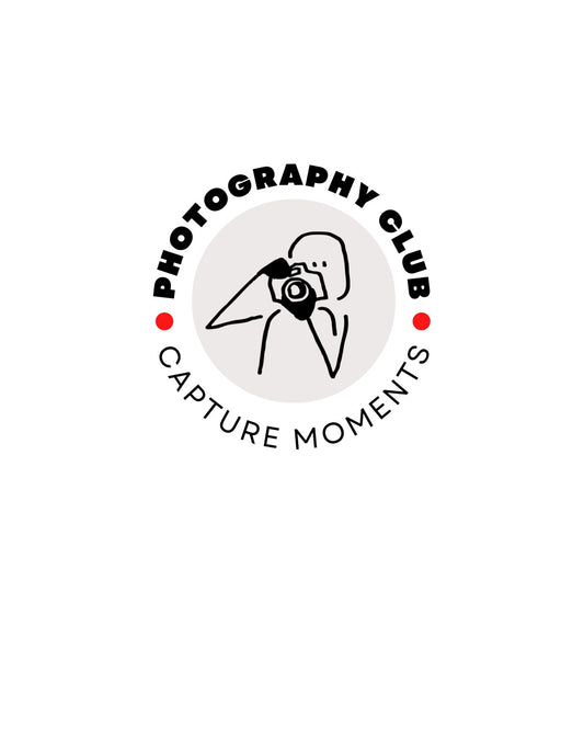 Egy minimalistikus stílusú képpel díszített dizájn, mely egy fényképezőgéppel fényképet készítő alakot ábrázol "Photography Club - Capture Moments" felirattal. 