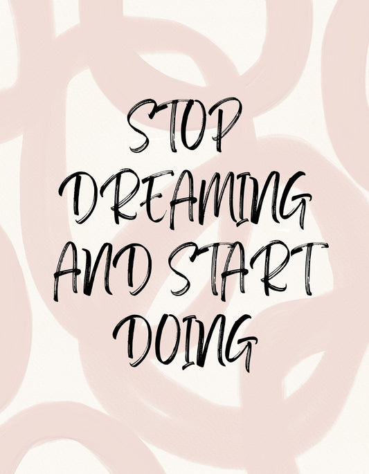 A dizájn egy inspiráló mondatot ábrázol: "STOP DREAMING AND START DOING" fekete, kézzel írt stílusban, a háttér pedig lágy rózsaszín árnyalatban hullámozik. 