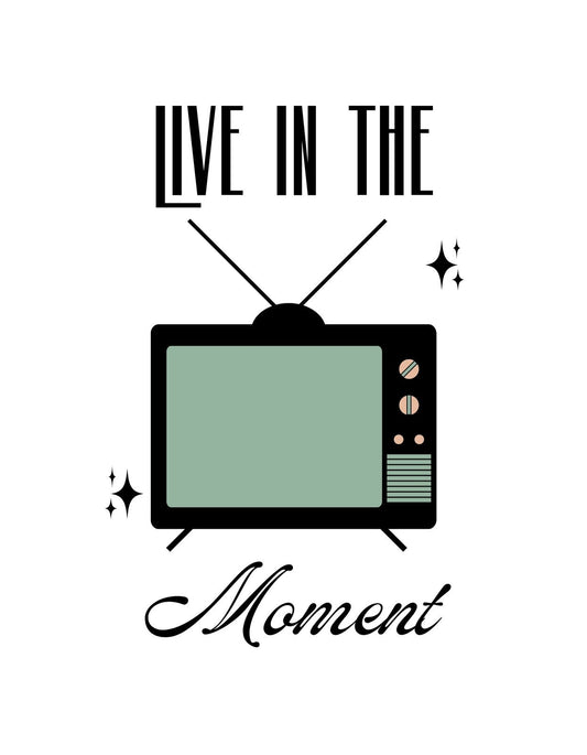 A képen egy régi stílusú televízió látható, mellette csillagokkal, felül a "LIVE IN THE" szöveggel, alul pedig a "Moment" felirattal. 
