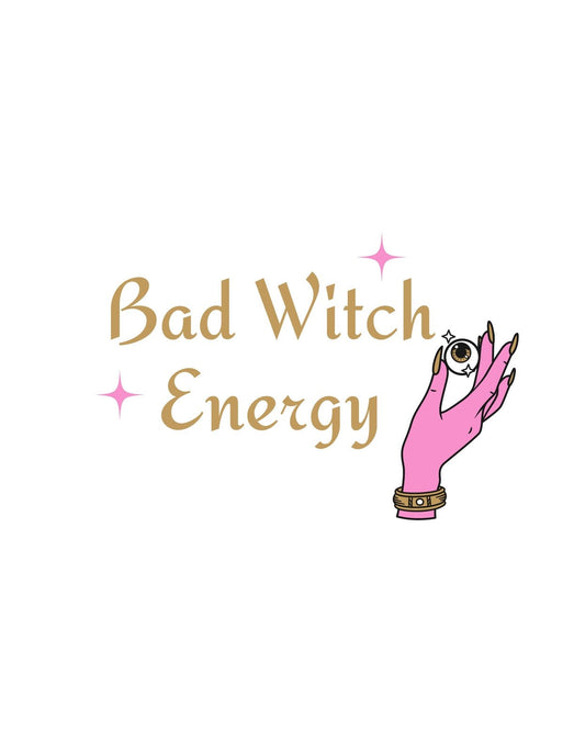 Egy bájos és merész kéz, ami egy varázslatos gömböt tart, körülötte a "Bad Witch Energy" szöveggel. Ez a dizájn egyszerre sugározza a titokzatosságot és az erőt. 