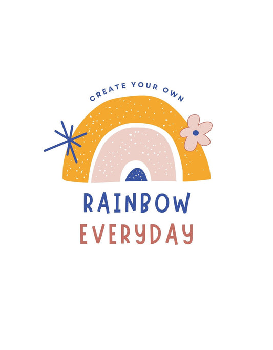 Egy színes, bohém hangulatú szivárvány grafika, amelyet "CREATE YOUR OWN RAINBOW EVERYDAY" felirat egészít ki, inspiráló és vidám üzenettel. 