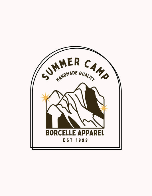 Egy íves, címkészerű design, amelynek középpontjában hegyek és napjelkép áll, "SUMMER CAMP - HANDMADE QUALITY" felirattal az ív alatt, és "BORCELLE APPAREL EST 1999" az alján.