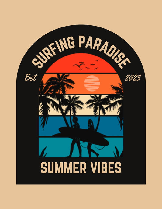 Egy trópusi naplementét ábrázoló kép, két szörfös sziluettjével és pálmafákkal, amely egy meghatározatlan szigeti paradicsomot idéz elő. 