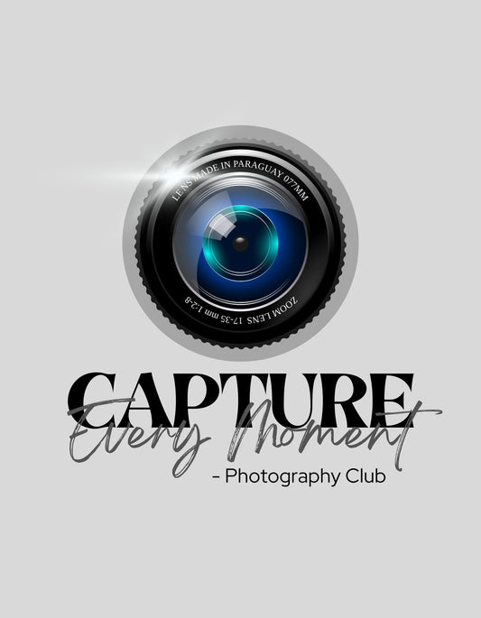 Fényképezőgép objektív lencseábrázolása, mely körül a "Made in Paraguay" és egyéb szövegek olvashatóak, alatta a "Capture Every Moment - Photography Club" felirattal. 
