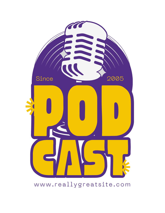 Egy vintage mikrofon látható egy stilizált sugárzó hanghullámokkal, a "PODCAST" szöveg dominálva a klasszikus design-t. Az alapítás éve, 2005, és egy weboldal címe is szerepel.