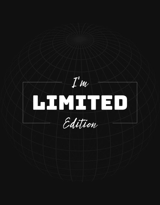 Egyedi és vagány dizájnnal ellátott, amely a "I'm LIMITED Edition" szöveget jeleníti meg fehér betűkkel egy fekete háttér előtt, amit finom hálószerű grafika díszít. 