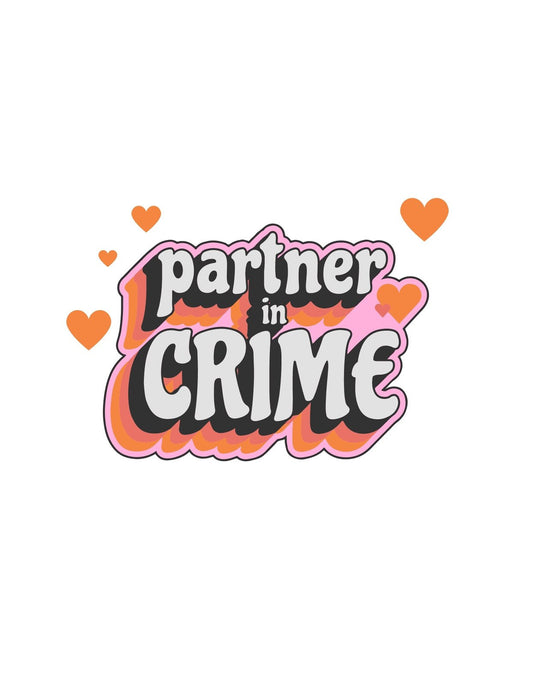 Egy vagány és játékos grafikával ellátott tervezés, melyen a "Partner in Crime" felirat látható. Mellette kis szív alakzatok teszik teljessé a dinamikus megjelenést. 