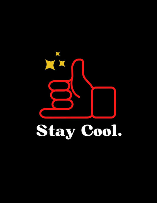 Egy laza, pozitív hangulatú, rajzolt stílusú "oké" kézjel és csillogó csillagok láthatók, alatta a "Stay Cool." felirattal. 