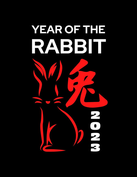 A képen egy vörös kontúros nyúl látható fekete háttér előtt, alatta a "YEAR OF THE RABBIT" felirat és a 2023-as év számával, valamint egy ázsiai karakter.