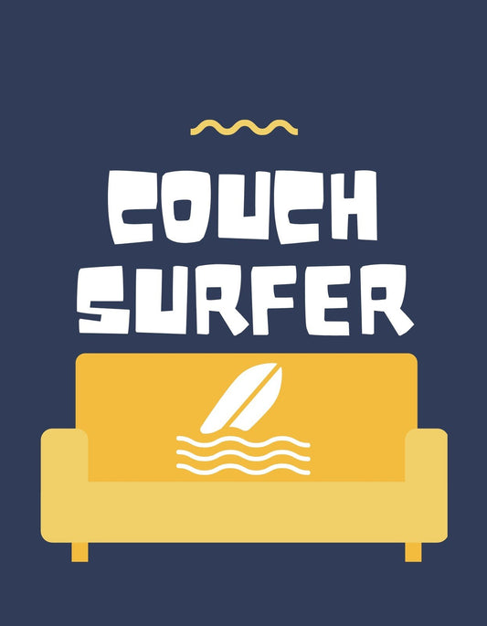 Egy sárga kanapé látható, amely hullámokkal és egy szörfdeszkával van díszítve, a „Couch Surfer” felirat felett. 