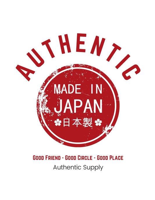 Egyedi japán stílusú dizájnnal ellátott termék, mely az "AUTHENTIC MADE IN JAPAN" szöveget jeleníti meg kiemelten, körkörös pecsétszerű elemmel, ami a hitelességet és minőséget hangsúlyozza. Alatta japán karakterek és a "Good Friend - Good Circle - Good Place" felirat található, tovább erősítve a közösség és minőség fontosságát. 