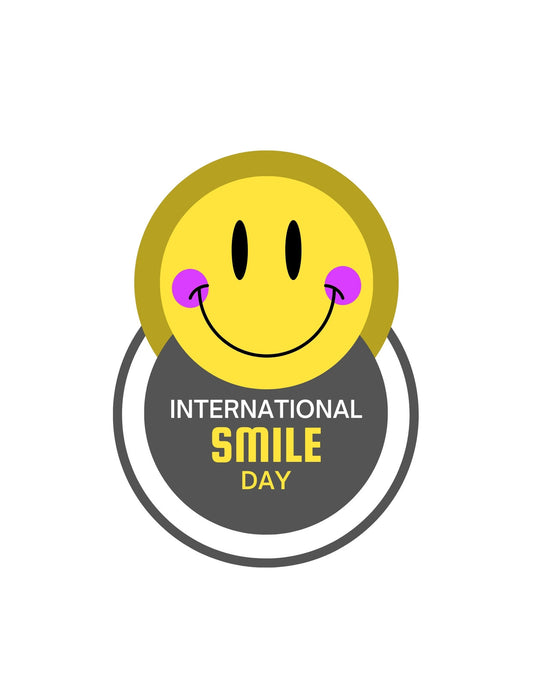 Egy vidám, mosolygó arc középpontban egy arany színben, két rózsaszín fültörlővel és az "International Smile Day" felirattal egy modern körben. 