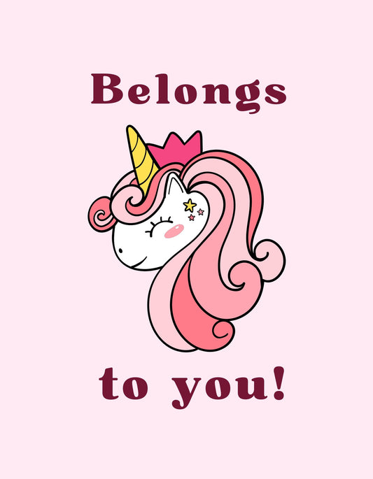 Egy aranyos egyszarvú fej ábrázolásával ellátott design, melynek körül a "Belongs to you!" felirat olvasható, kifejezve ezzel a személyes tulajdont és egyediséget. A bájos karakter rózsaszín hátteret kapott, ami még inkább kiemeli a vidámságát és varázsát. 