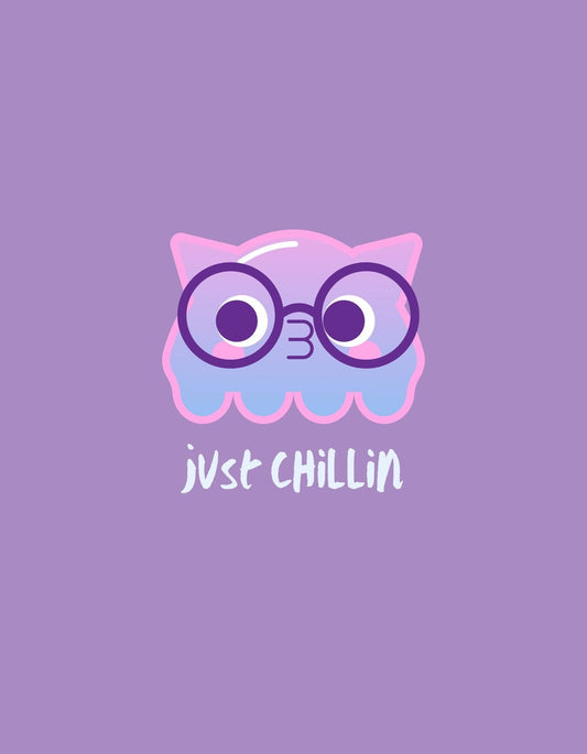Egy aranyos, szemüveges macskát ábrázoló dizájn, aki egy lila háttér előtt ül és a "Just Chillin" feliratot viseli. A kép lazulást és vidámságot sugároz. 