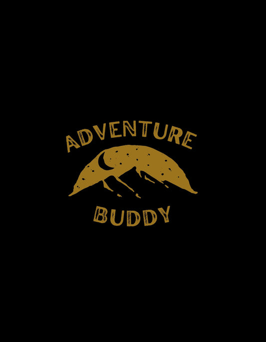 Az aranyló betűkkel ellátott "ADVENTURE BUDDY" szöveg és a barátságos, sátor formájú dizájn a szabadság és az utazás szeretetét sugározza. A sötét háttér még jobban kiemeli az arany színt, így teremtve egy elegáns és inspiráló hatást. 