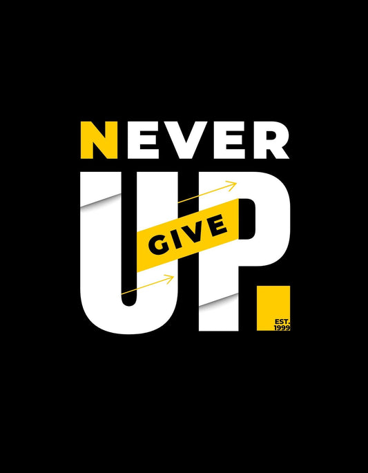 Fekete alapon, sárga és fehér betűkkel "NEVER GIVE UP" feliratot láthatunk, mely inspiráló üzenetet közvetít. A design dinamikus, a szavakban elhelyezett nyíl lendületet sugall. 