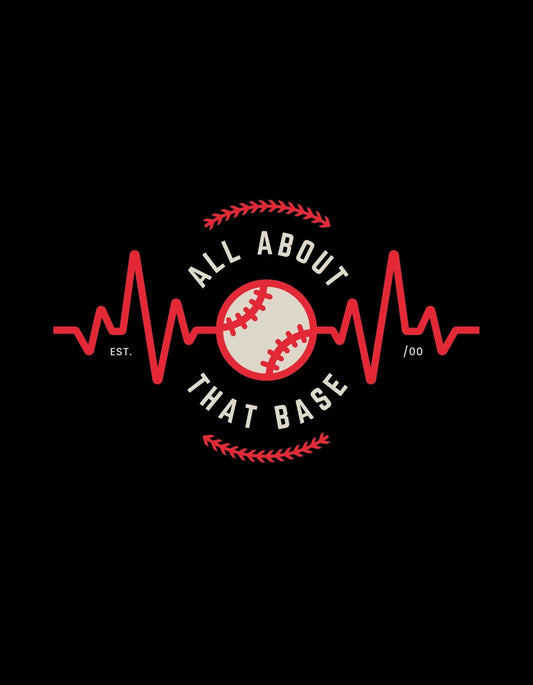 Egy baseball-labda a középpontban, körülötte EKG hullámokkal és a "ALL ABOUT THAT BASE" szöveggel együttesen, jellegzetes és stílusos dizájn, ami a baseball szeretetét fejezi ki. 