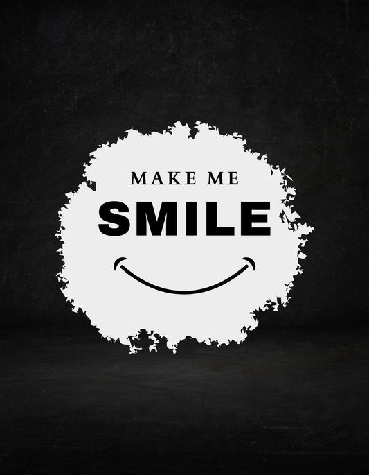 Egy egyszerű, mégis ütős design, amely egy fehér "MAKE ME SMILE" feliratot ábrázol egy mosolygó arc formájában fekete háttérrel. 