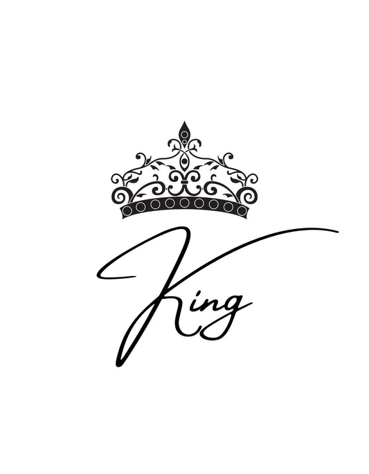 Egy elegáns, filigrán korona díszíti a képet, amely alatt egy "King" felirat látható finom, kecses betűtípussal. 
