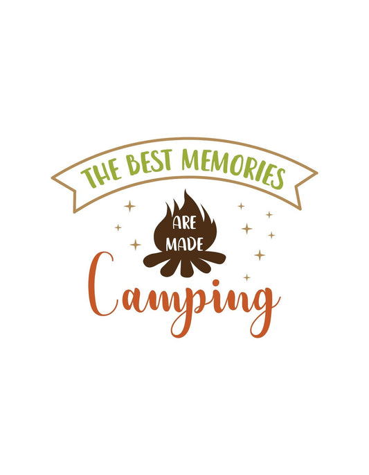 A képen egy inspiráló kemping témájú grafika látható, amely a "The Best Memories Are Made Camping" szöveget ábrázolja egy íves szalagon, csillagok és egy stilizált tűz körítésével, amely a természetben töltött meghitt pillanatokat idézi fel. 