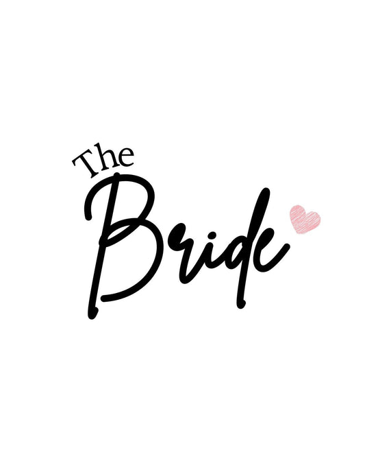 A képen egy elegáns, ívelt betűtípussal íródott "The Bride" szöveg látható, mellette egy kis szívvel díszítve. A letisztult dizájn és a lágy vonalvezetés által árasztott elegancia tökéletesen passzol egy jövendőbeli menyasszonynak. 