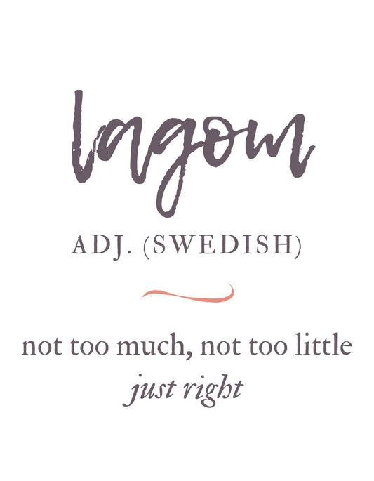 Egy elegáns és minimalista dizájn, amely a svéd "lagom" kifejezést ábrázolja, melynek jelentése: nem túl sok, nem túl kevés, éppen megfelelő. 
