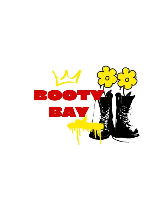 Egy bakancsot ábrázoló kép, melyből virágok nőnek ki, felette egy korona és a "BOOTY BAY" felirat látható vidám, lázadó stílusban. 