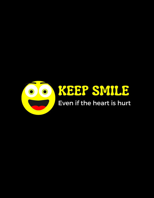 Egy vidám, sárga smiley arc, és egy inspiráló üzenet "KEEP SMILE Even if the heart is hurt" felirattal, ami jelképezi a derűs összefogást és a kitartást a nehéz időkben. 