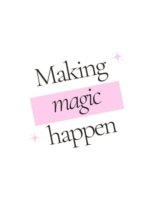 Egy egyszerű, mégis inspiráló felirat díszíti ezt a tervezést, a "Making magic happen" szöveg rózsaszín hátteret kapott, és csillagokkal van kiegészítve, ami egy varázslatos hangulatot kölcsönöz. 