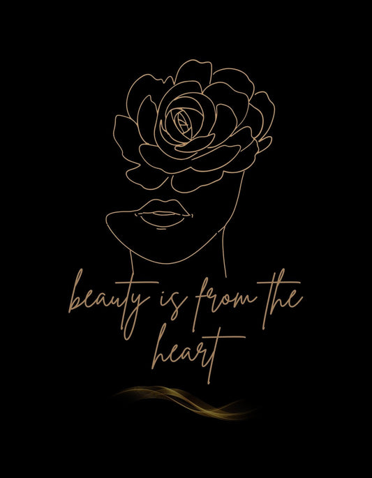 Egy elegáns, arany kontúrvonalból álló rózsa virágzik ki egy női sziluettből, mellette a "beauty is from the heart" felirattal, ami egy letisztult és inspiráló dizájnt kölcsönöz. 