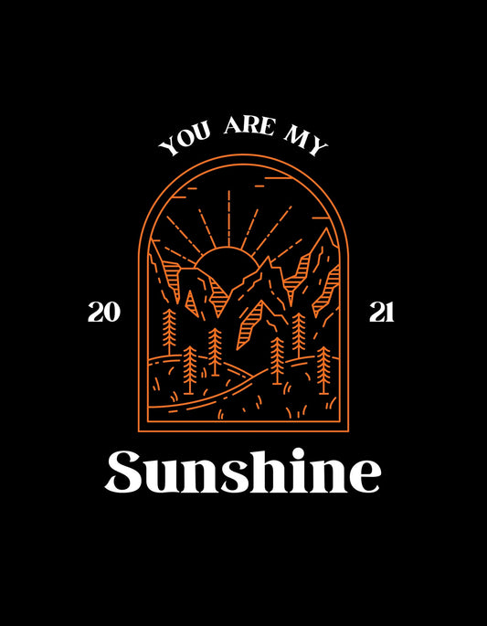 Egy napkelte ábrázolása hegyekkel és fenyőfákkal, keretezve egy íves ablakon belül, felette a felirattal: "YOU ARE MY 20 SUNSHINE 21".