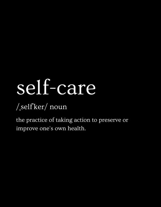Önápolás definíciója fehér szöveggel egy egyszerű fekete háttéren. A "self-care" kifejezést és annak meghatározását láthatjuk elegáns és letisztult betűtípussal. 