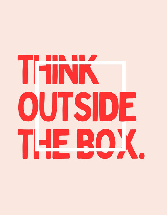 Egy bátor és inspiráló üzenettel rendelkező design, ami arra ösztönöz, hogy gondolkodjunk szabadon. A főszerepet a "Think outside the box." szöveg kapja egy figyelemfelkeltő betűtípussal. 